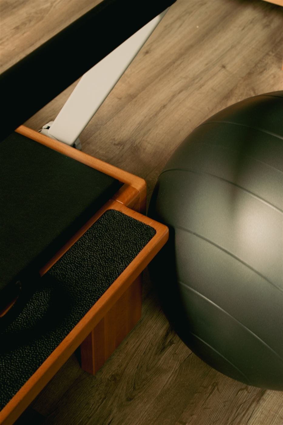 Fitball junto a la máquina Reformer